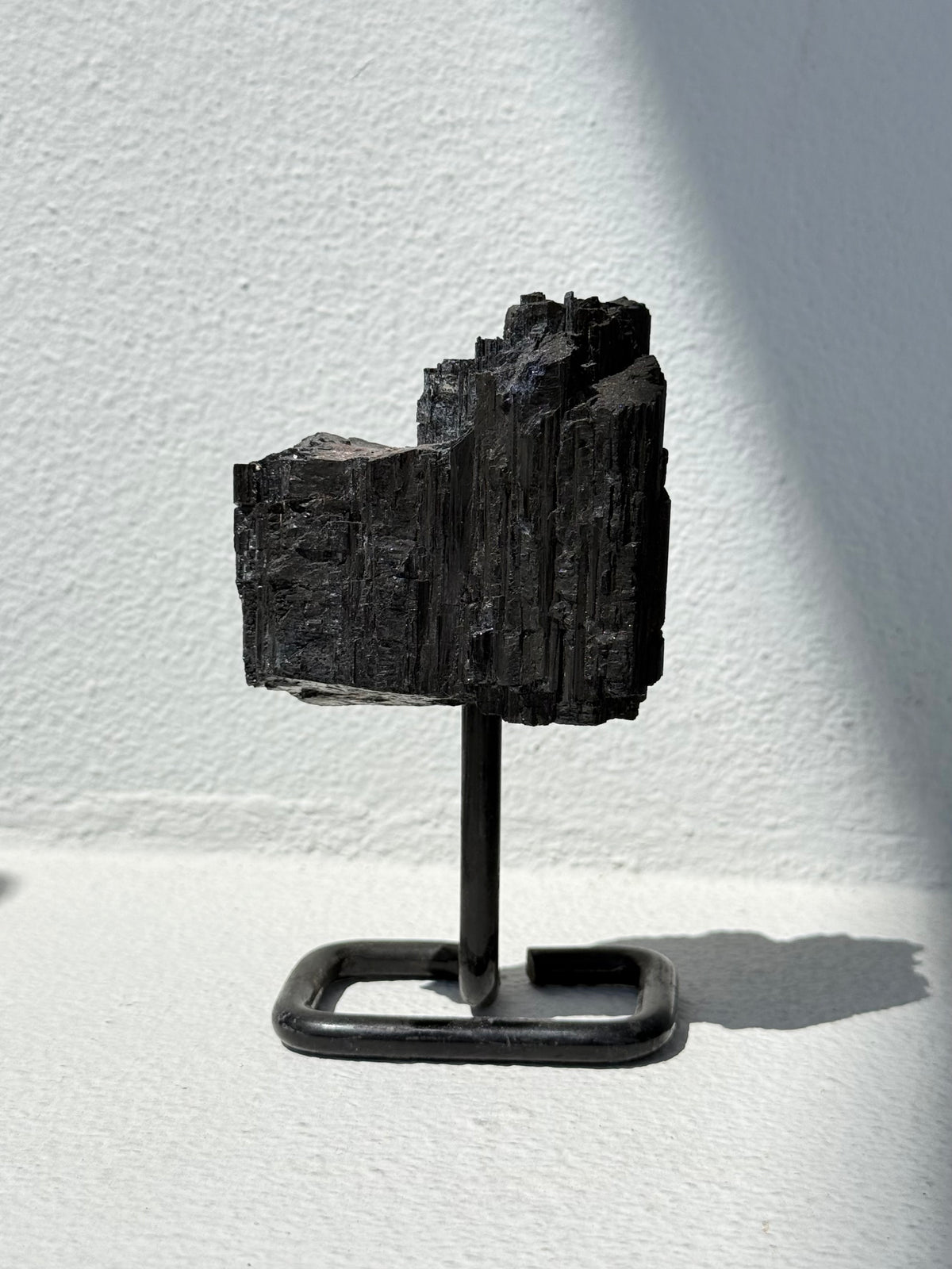 Black Tourmaline on Stand / Turmalina Negra en Base